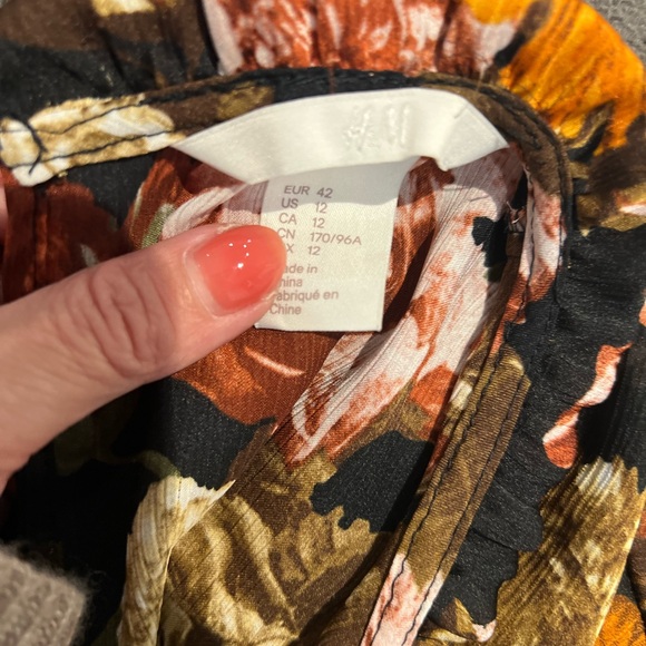 H&M Black/Floral Flounce Top. NWOT size 42/12 - Picture 9 of 10